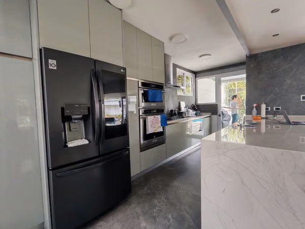 VENTA DE CASA ELEGANTE AMOBLADA EN SAN RAFAEL DE ESCAZÚ A 500 METROS DE MULTIPLAZA