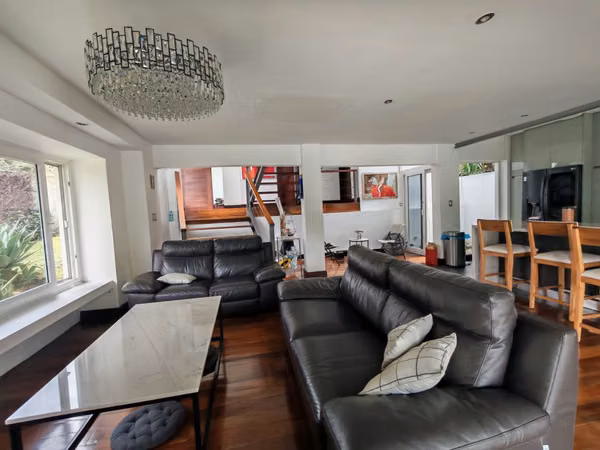 VENTA DE CASA ELEGANTE AMOBLADA EN SAN RAFAEL DE ESCAZÚ A 500 METROS DE MULTIPLAZA