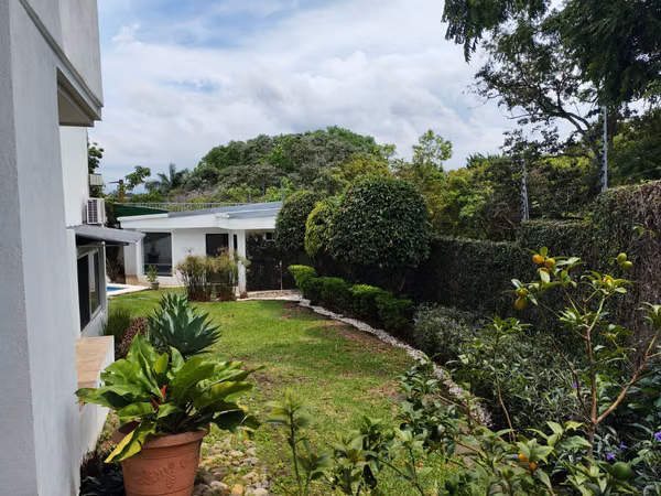 VENTA DE CASA ELEGANTE AMOBLADA EN SAN RAFAEL DE ESCAZÚ A 500 METROS DE MULTIPLAZA