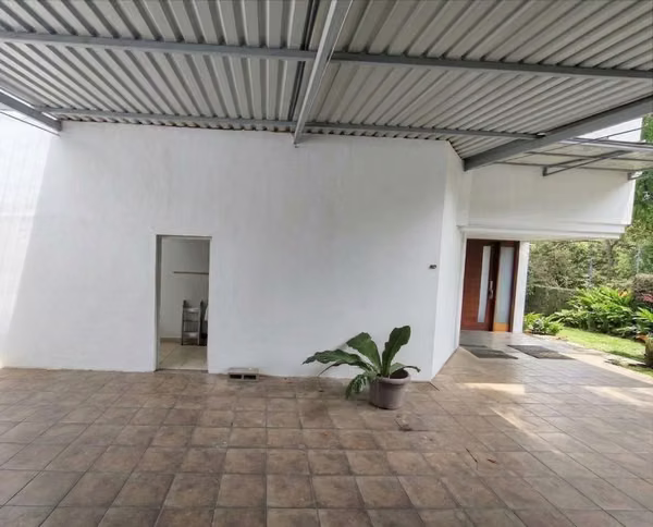 VENTA DE CASA ELEGANTE AMOBLADA EN SAN RAFAEL DE ESCAZÚ A 500 METROS DE MULTIPLAZA