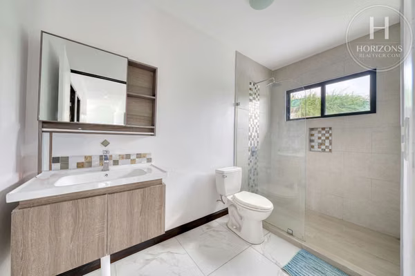 Se Vende Casa Residencial Altadena Sabanilla 4 Habitaciones Principal en 1er Nivel mas Oficina y Patio Amplio NJA1464SB
