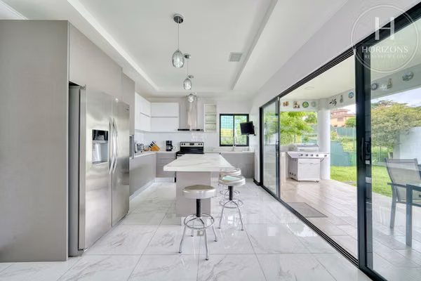 Se Vende Casa Residencial Altadena Sabanilla 4 Habitaciones Principal en 1er Nivel mas Oficina y Patio Amplio NJA1464SB