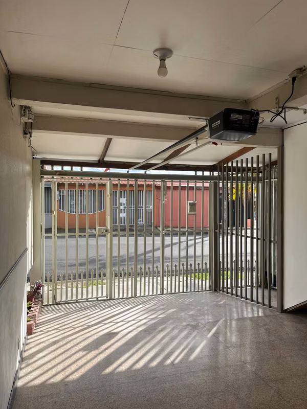 SE ALQUILA CASA EN CURRIDABAT Y UN APARTAMENTO – EXCELENTE UBICACIÓN 275.000 mensuales