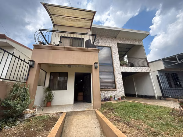 Casa de dos niveles en venta en Residencial Las Lomas, Puente de Piedra de Grecia.