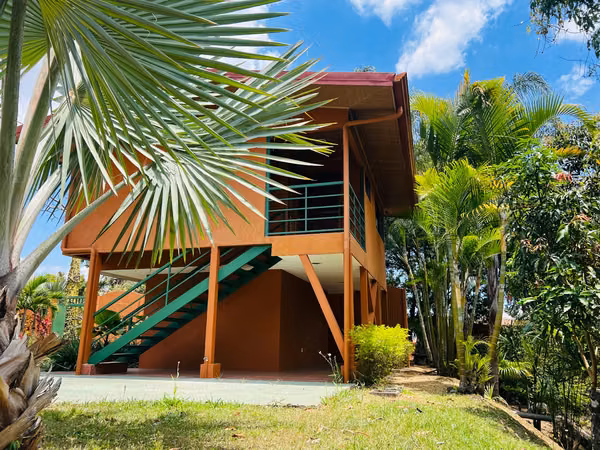 Propiedad esquinera  Escazú, Altos de Carrizal – terreno 5,065 m2, 1 casa principal y 4 apartamentos