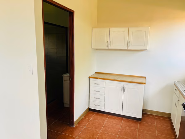 Propiedad esquinera  Escazú, Altos de Carrizal – terreno 5,065 m2, 1 casa principal y 4 apartamentos