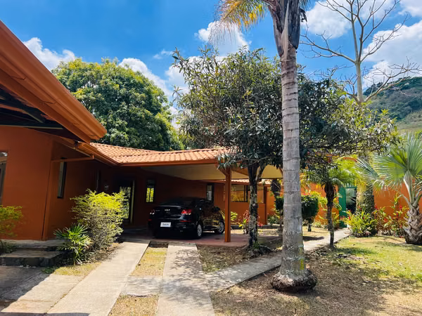 Propiedad esquinera  Escazú, Altos de Carrizal – terreno 5,065 m2, 1 casa principal y 4 apartamentos