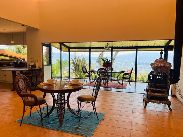 Propiedad esquinera  Escazú, Altos de Carrizal – terreno 5,065 m2, 1 casa principal y 4 apartamentos