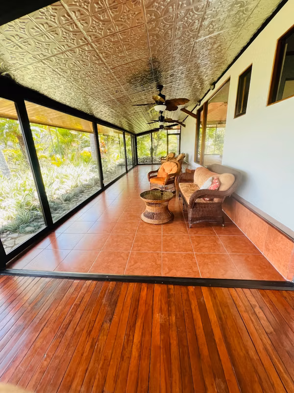 Propiedad esquinera  Escazú, Altos de Carrizal – terreno 5,065 m2, 1 casa principal y 4 apartamentos