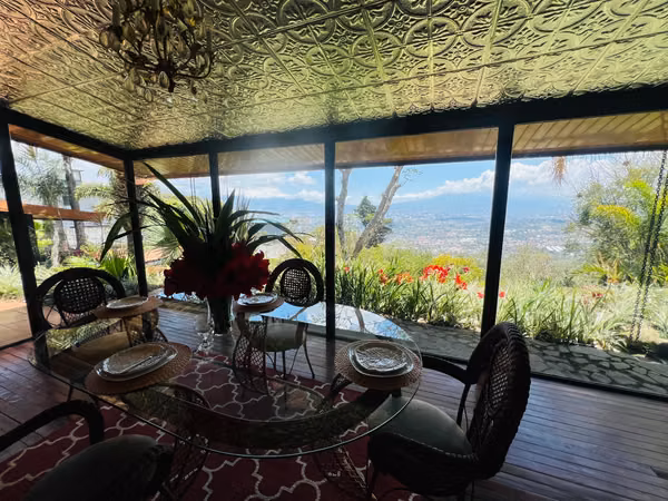 Propiedad esquinera  Escazú, Altos de Carrizal – terreno 5,065 m2, 1 casa principal y 4 apartamentos