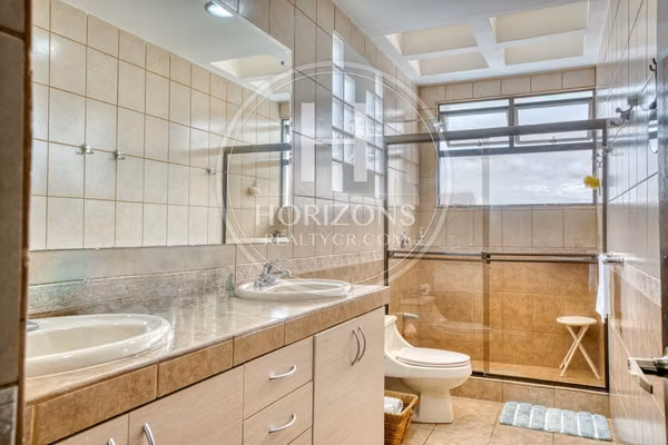 Moderna Casa con Jardín Amplio en Residencial Altamonte Curridabat 3 Habitaciones 6 Parqueos NJA1361JB