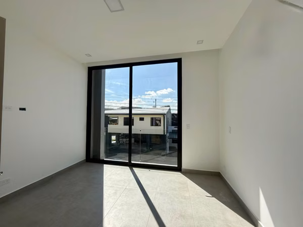 Alquiler de moderno apartamento dúplex de 2 habitaciones en Ulloa, Heredia H.A. 27-867