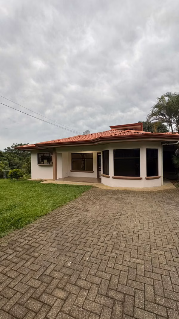 Rental house in Athens, with large green area