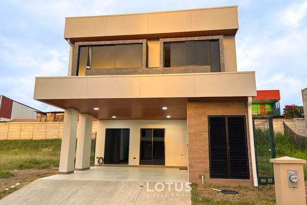House for Sale in Condominio Avenida del Este, Curridabat - 5 hab., Cód. AJ076