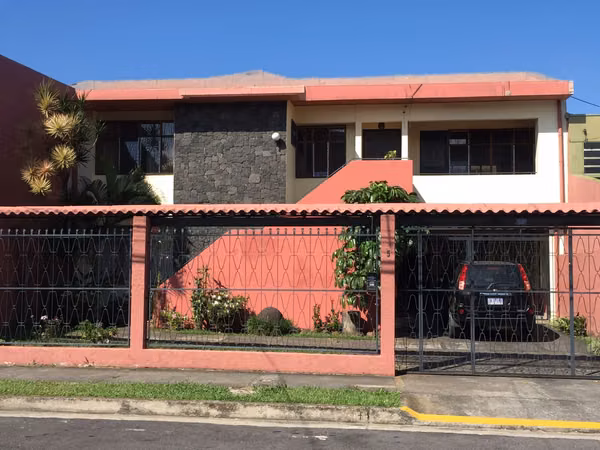 124534 / Casa en alquiler / Sabana Sur / 3 dormitorios / Oficina / 2 balcones