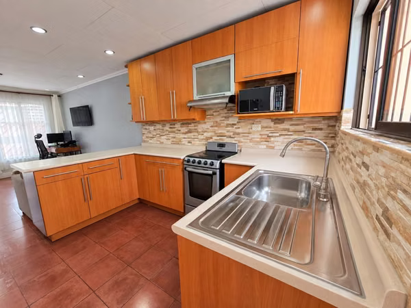 Venta. Oportunidad. Casa de 1 Nivel. Gravilias - Desamparados, San Jose