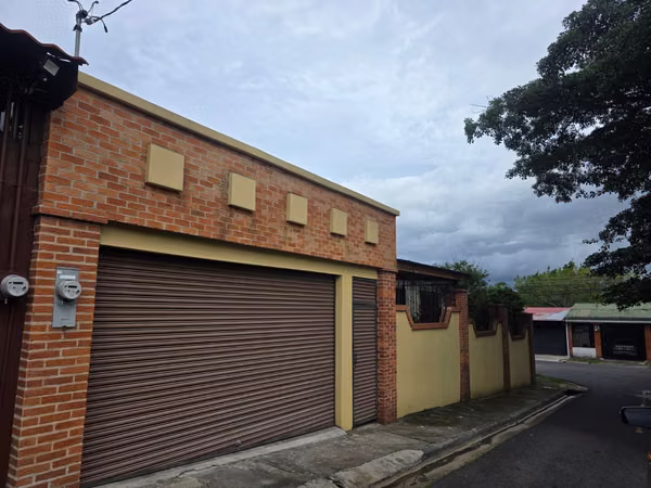 Se Vende Hermosa Casa de una Sola Planta. Residencial El Rio. Heredia Centro. 