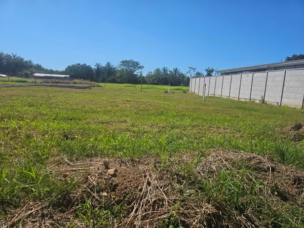 It sells Beautiful Lot, fully flat in Parrita. Los Angeles Street. 6 minutes from Bandera Beach.
