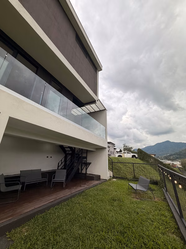 TIERRAS DEL ESTE - CASA 3 NIVELES
