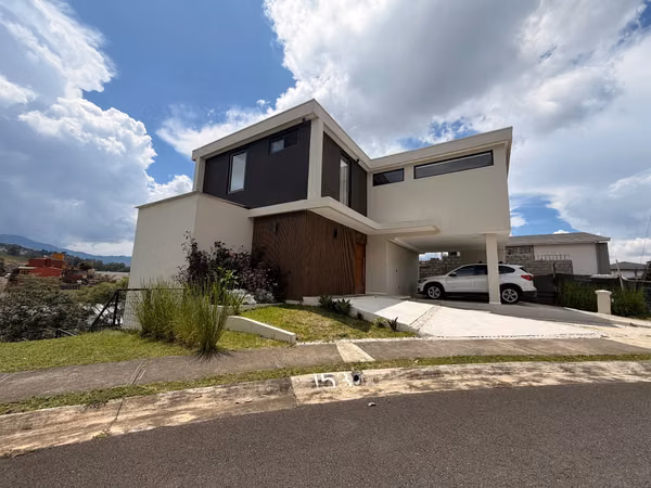 TIERRAS DEL ESTE - CASA 3 NIVELES