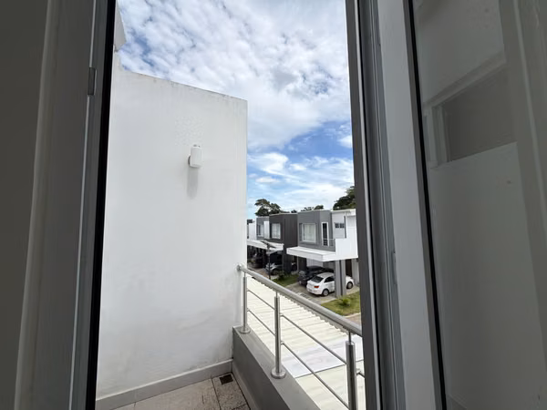 CASA EN ALQUILER | CONDOMINIO BITZÚ, SAN ANTONIO DE ESCAZÚ  990.000 mensuales | 160 m² | Cuota condominal incluida