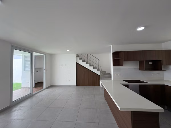 CASA EN ALQUILER | CONDOMINIO BITZÚ, SAN ANTONIO DE ESCAZÚ  990.000 mensuales | 160 m² | Cuota condominal incluida