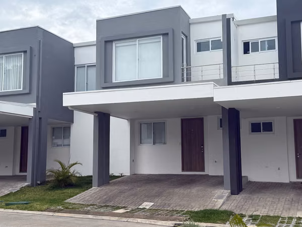 CASA EN ALQUILER | CONDOMINIO BITZÚ, SAN ANTONIO DE ESCAZÚ  990.000 mensuales | 160 m² | Cuota condominal incluida