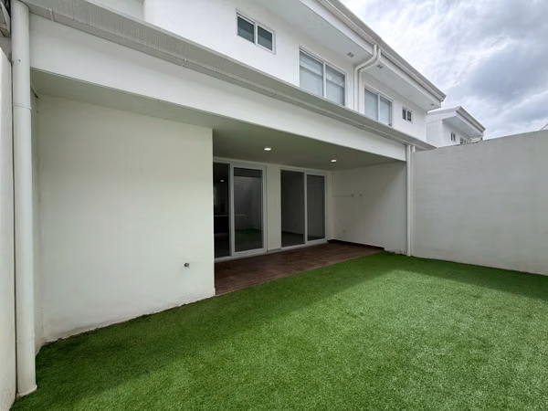 CASA EN ALQUILER | CONDOMINIO BITZÚ, SAN ANTONIO DE ESCAZÚ  990.000 mensuales | 160 m² | Cuota condominal incluida