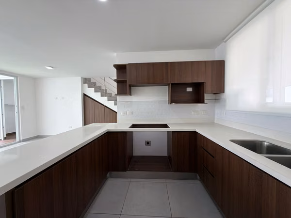 CASA EN ALQUILER | CONDOMINIO BITZÚ, SAN ANTONIO DE ESCAZÚ  990.000 mensuales | 160 m² | Cuota condominal incluida