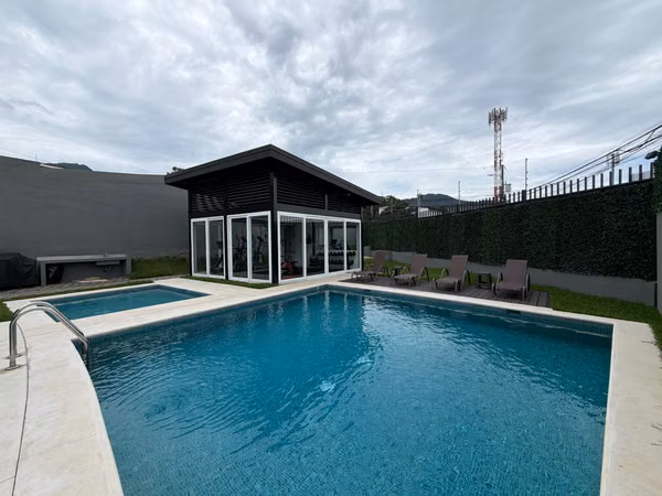 CASA EN ALQUILER | CONDOMINIO BITZÚ, SAN ANTONIO DE ESCAZÚ  990.000 mensuales | 160 m² | Cuota condominal incluida