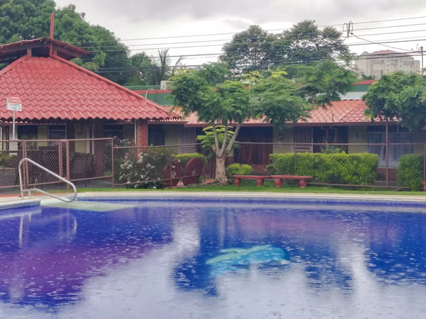 Apartamento Amueblado de 2 Habitaciones en Jacó — Una Planta, con Piscina