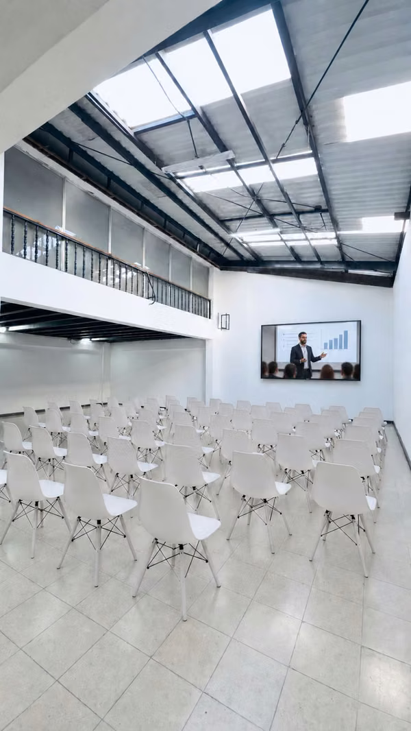 Alquilo local en Heredia Centro para oficinas, academia o salón de conferencias / DFS
