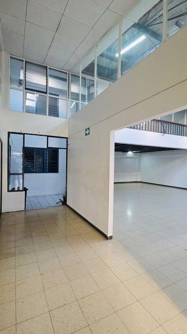 Alquilo local en Heredia Centro para oficinas, academia o salón de conferencias / DFS