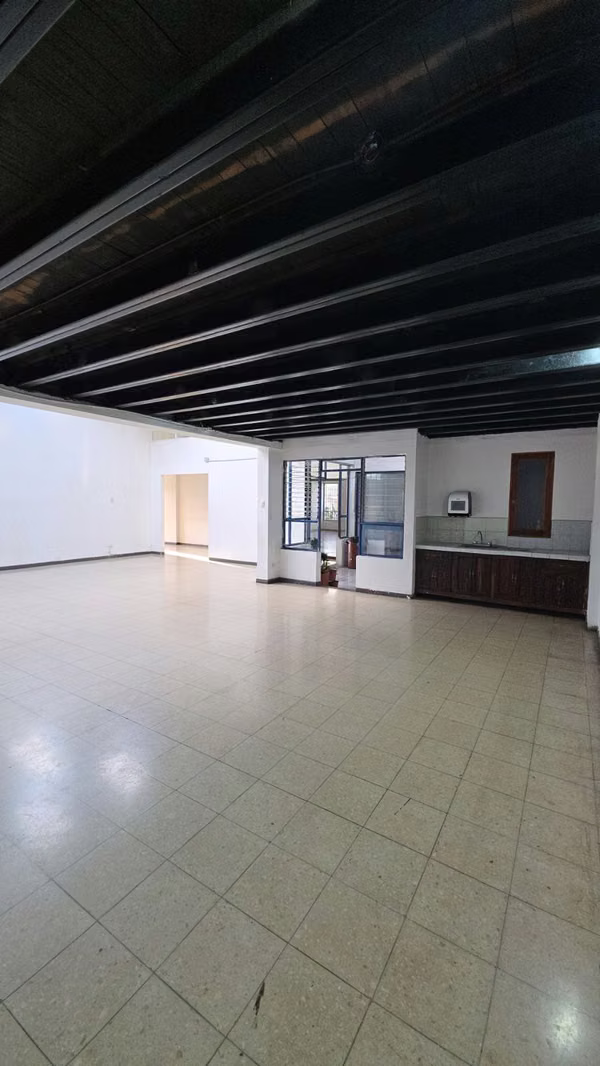 Alquilo local en Heredia Centro para oficinas, academia o salón de conferencias / DFS