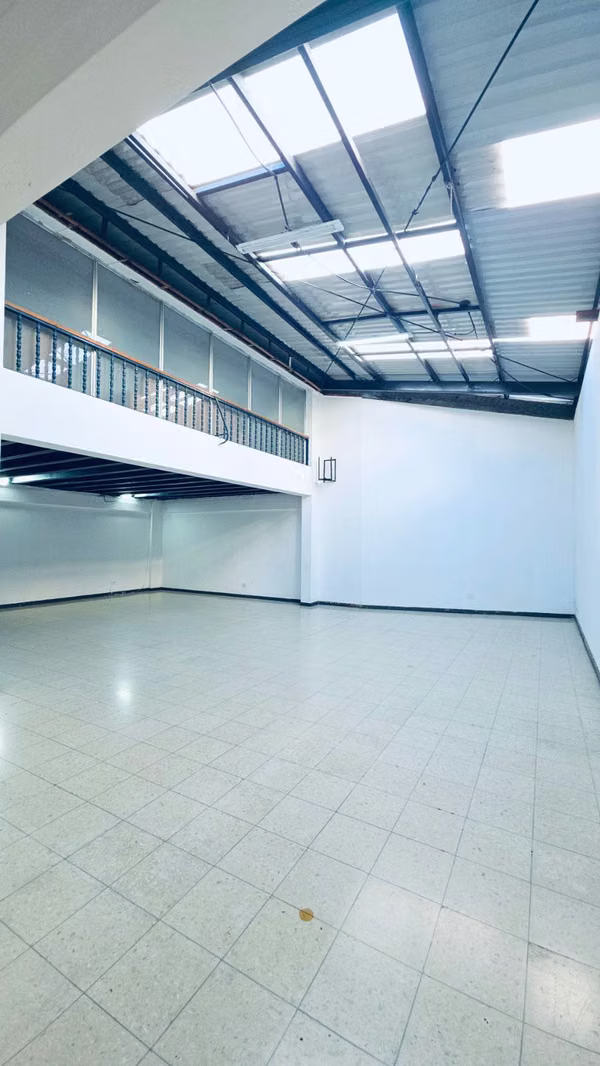 Alquilo local en Heredia Centro para oficinas, academia o salón de conferencias / DFS