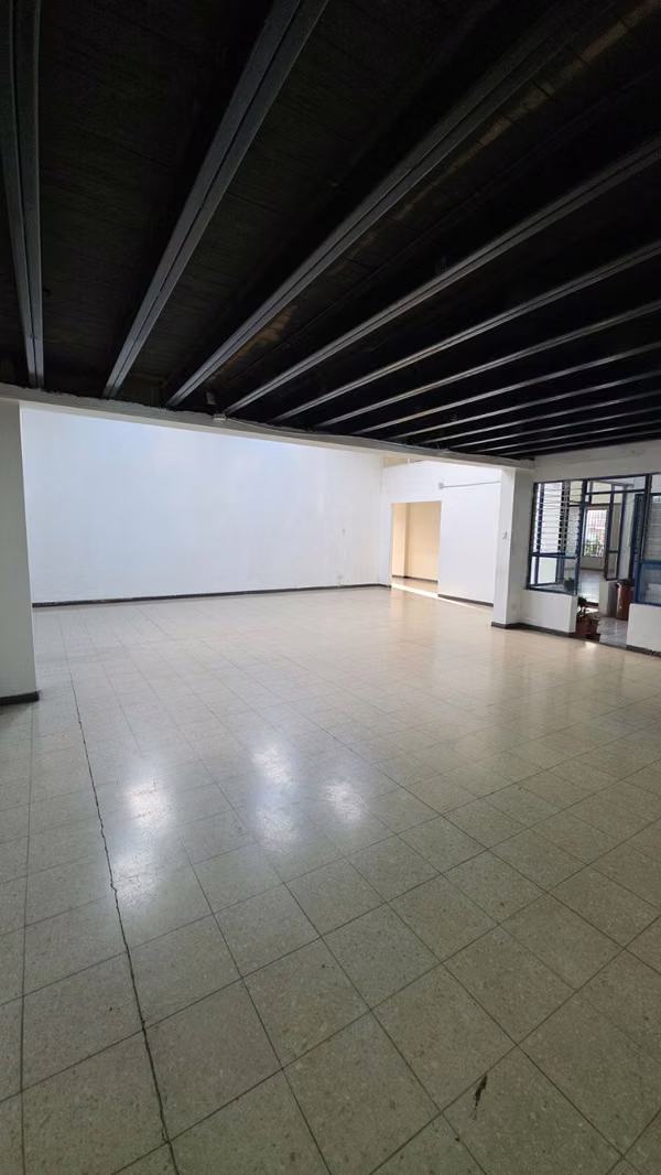 Alquilo local en Heredia Centro para oficinas, academia o salón de conferencias / DFS