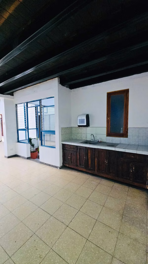 Alquilo local en Heredia Centro para oficinas, academia o salón de conferencias / DFS