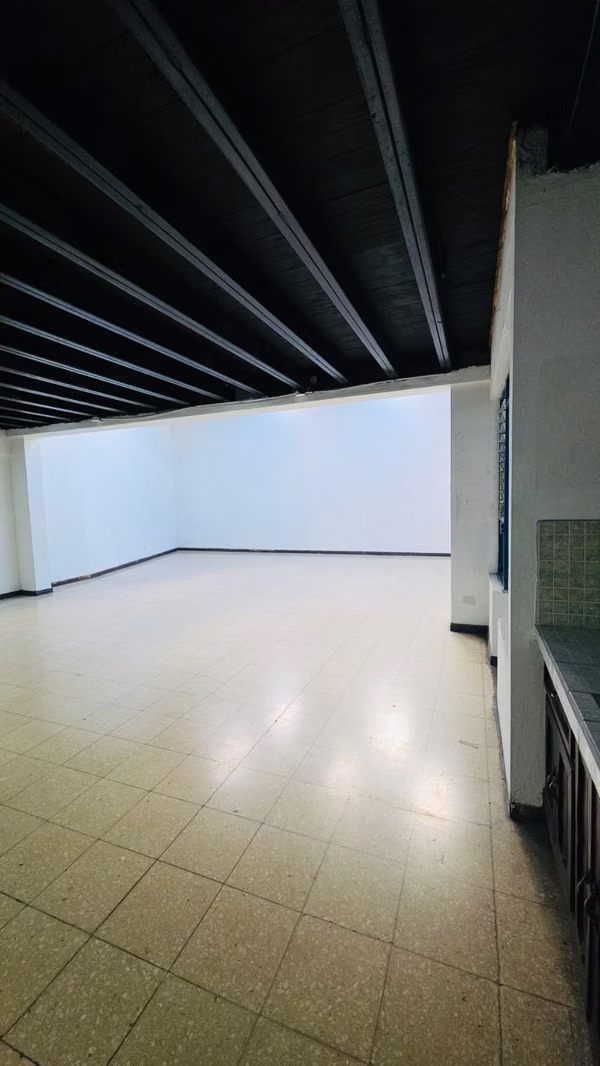 Alquilo local en Heredia Centro para oficinas, academia o salón de conferencias / DFS