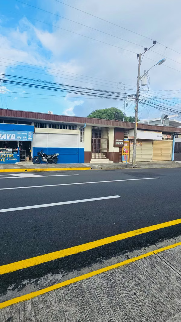 Alquilo local en Heredia Centro para oficinas, academia o salón de conferencias / DFS