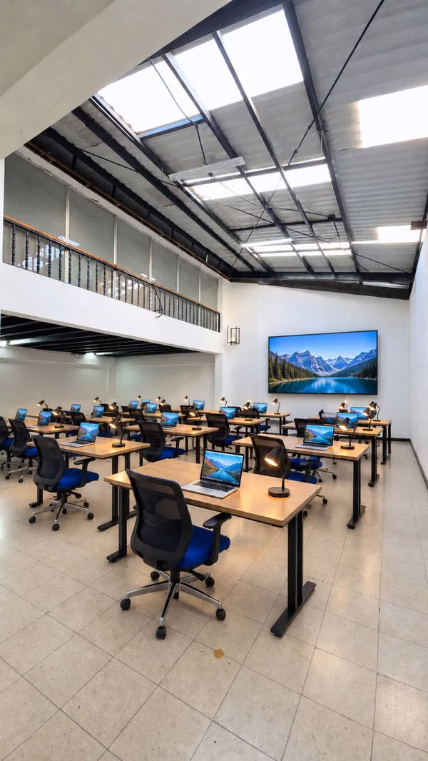Alquilo local en Heredia Centro para academia, oficinas o salón de conferencias / DFS