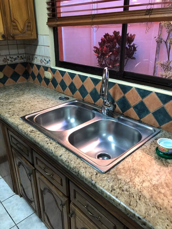 LARGE INDEPENDENT HOUSE FOR RENT - 124; HEREDIA