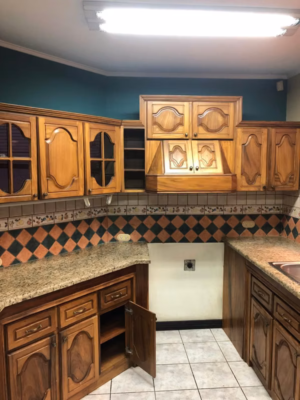 LARGE INDEPENDENT HOUSE FOR RENT - 124; HEREDIA