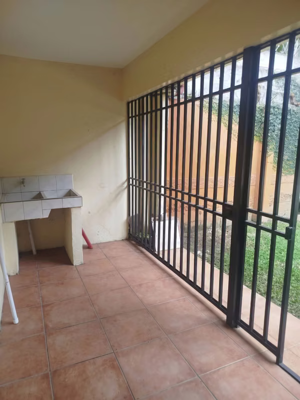 AMPLIA CASA DE 1 PLANTA EN ALQUILER – PAVAS (ZONA BRITISH SCHOOL)