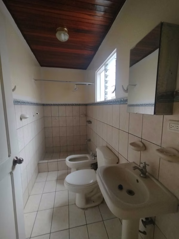 AMPLIA CASA DE 1 PLANTA EN ALQUILER – PAVAS (ZONA BRITISH SCHOOL)