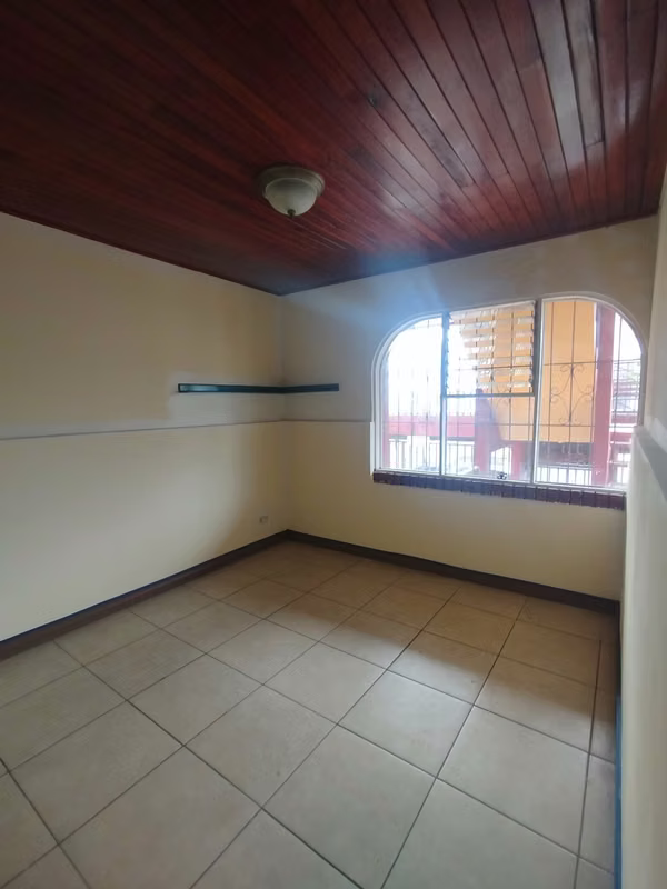 AMPLIA CASA DE 1 PLANTA EN ALQUILER – PAVAS (ZONA BRITISH SCHOOL)