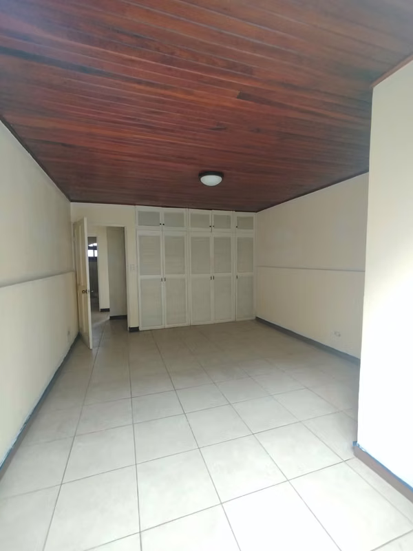 AMPLIA CASA DE 1 PLANTA EN ALQUILER – PAVAS (ZONA BRITISH SCHOOL)