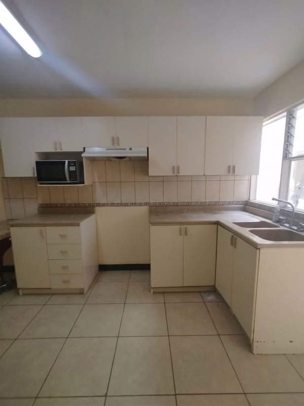 AMPLIA CASA DE 1 PLANTA EN ALQUILER – PAVAS (ZONA BRITISH SCHOOL)