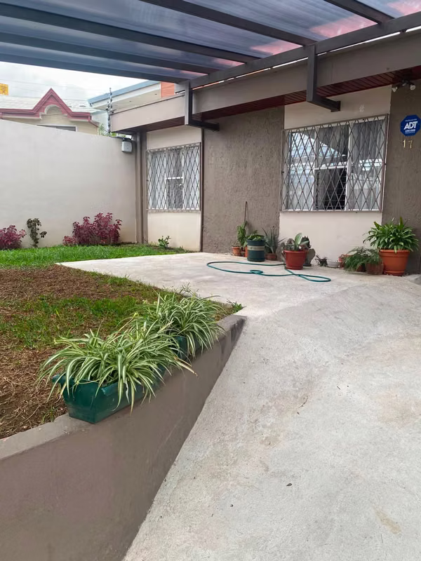 Spacious one level house in Tibás.