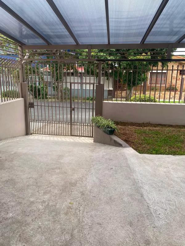 Spacious one level house in Tibás.