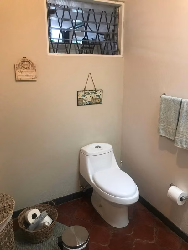 Spacious one level house in Tibás.